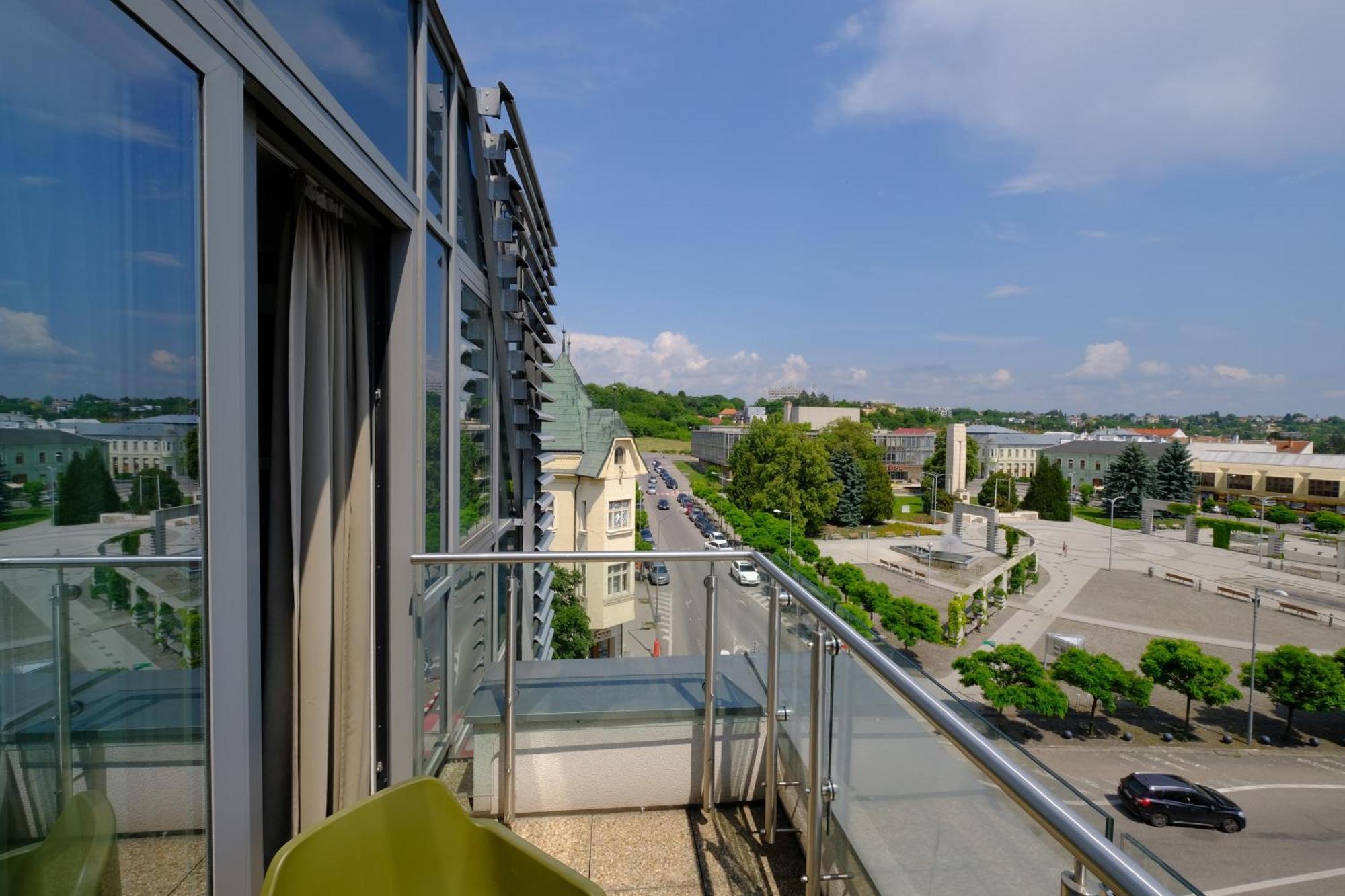 Business Hotel Astrum Laus Levice Exteriör bild