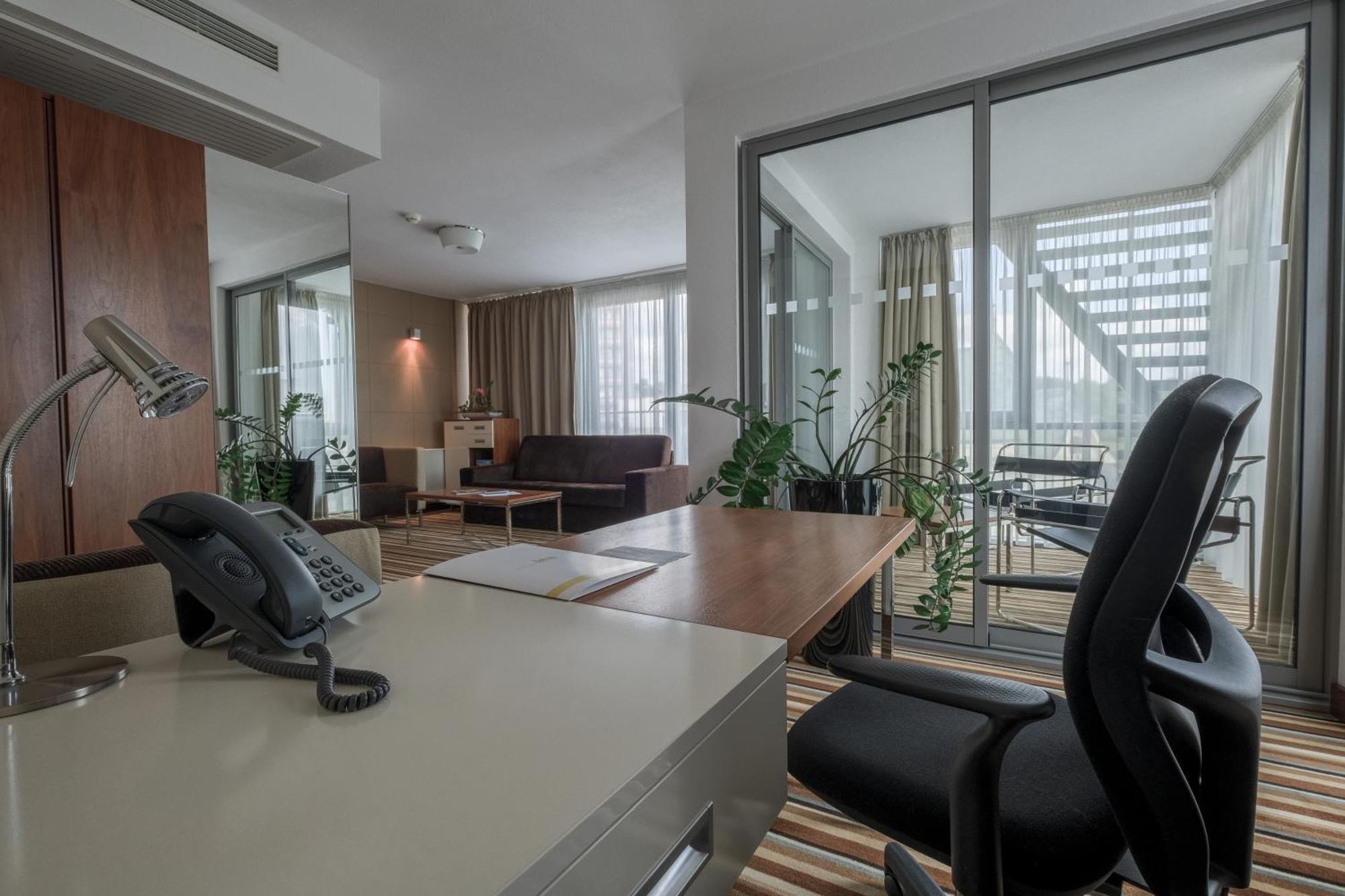 Business Hotel Astrum Laus Levice Exteriör bild
