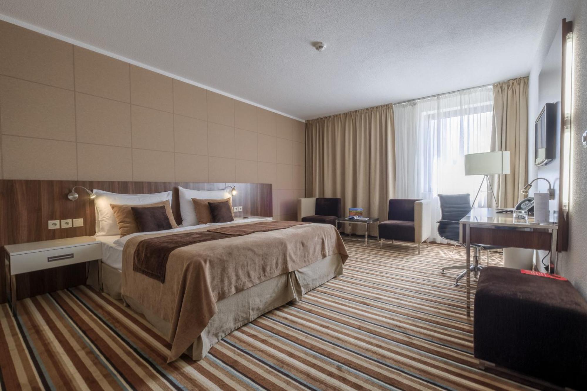 Business Hotel Astrum Laus Levice Exteriör bild