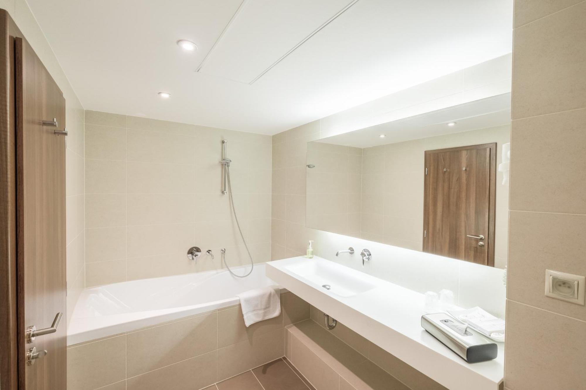 Business Hotel Astrum Laus Levice Exteriör bild