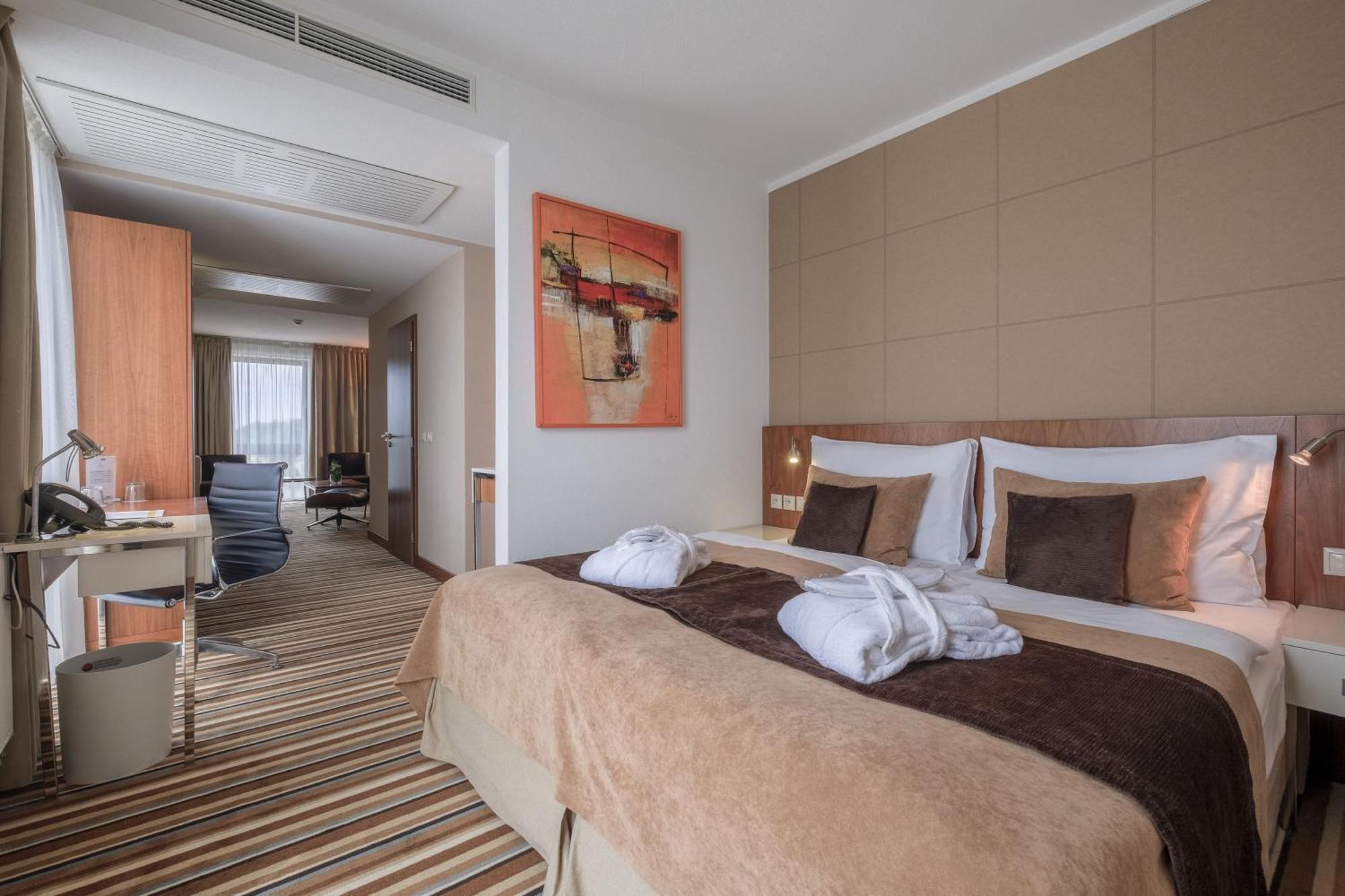 Business Hotel Astrum Laus Levice Exteriör bild