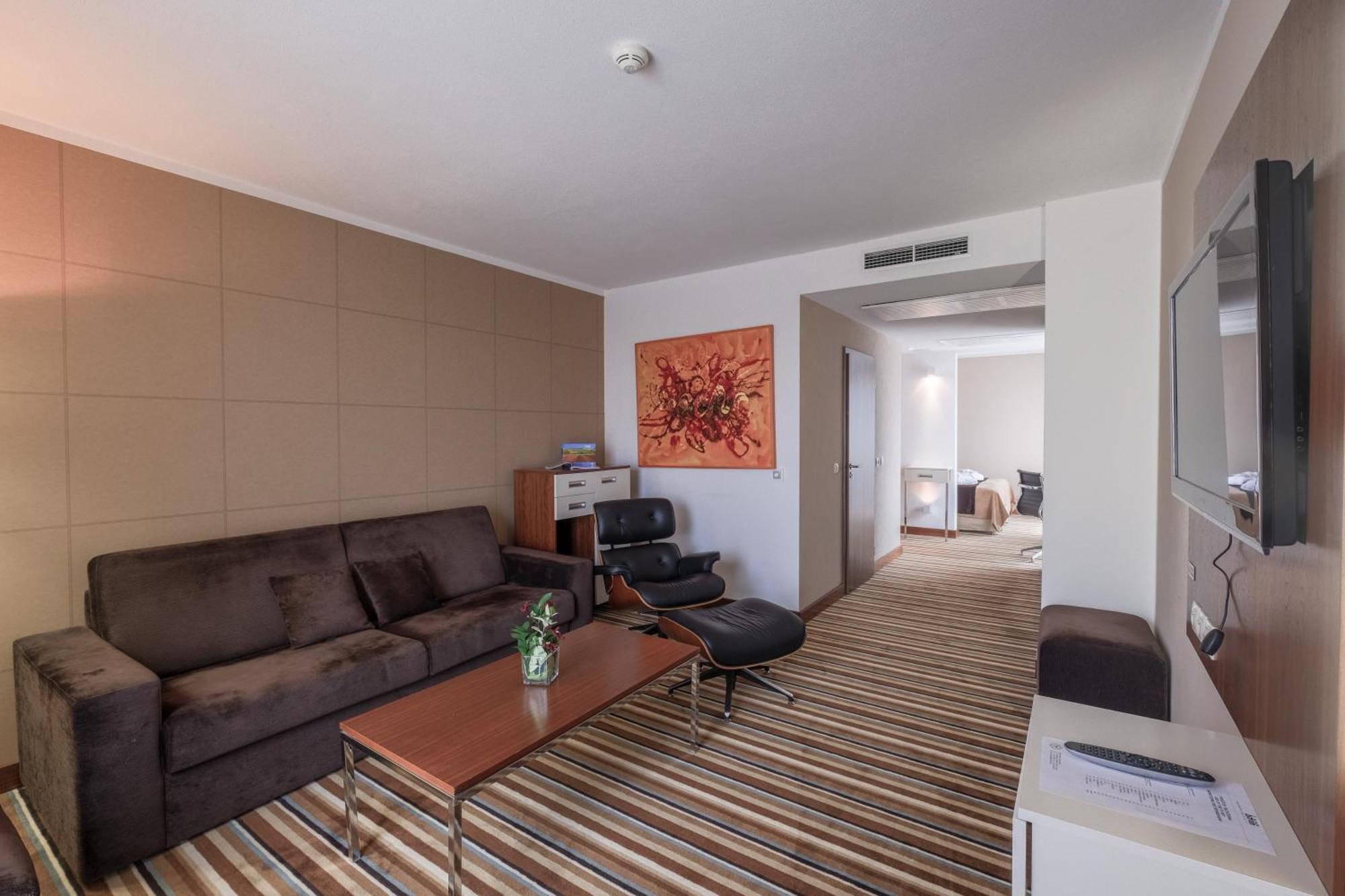 Business Hotel Astrum Laus Levice Exteriör bild