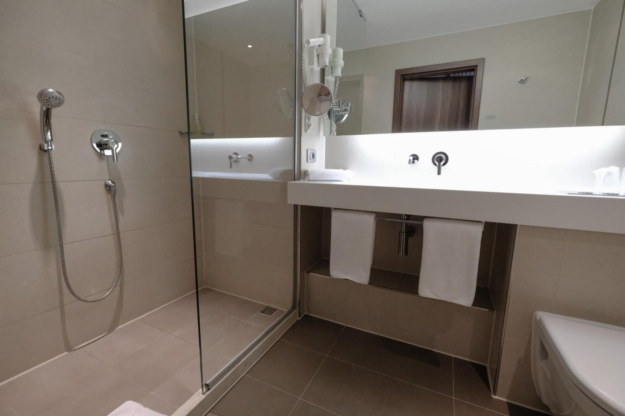 Business Hotel Astrum Laus Levice Exteriör bild