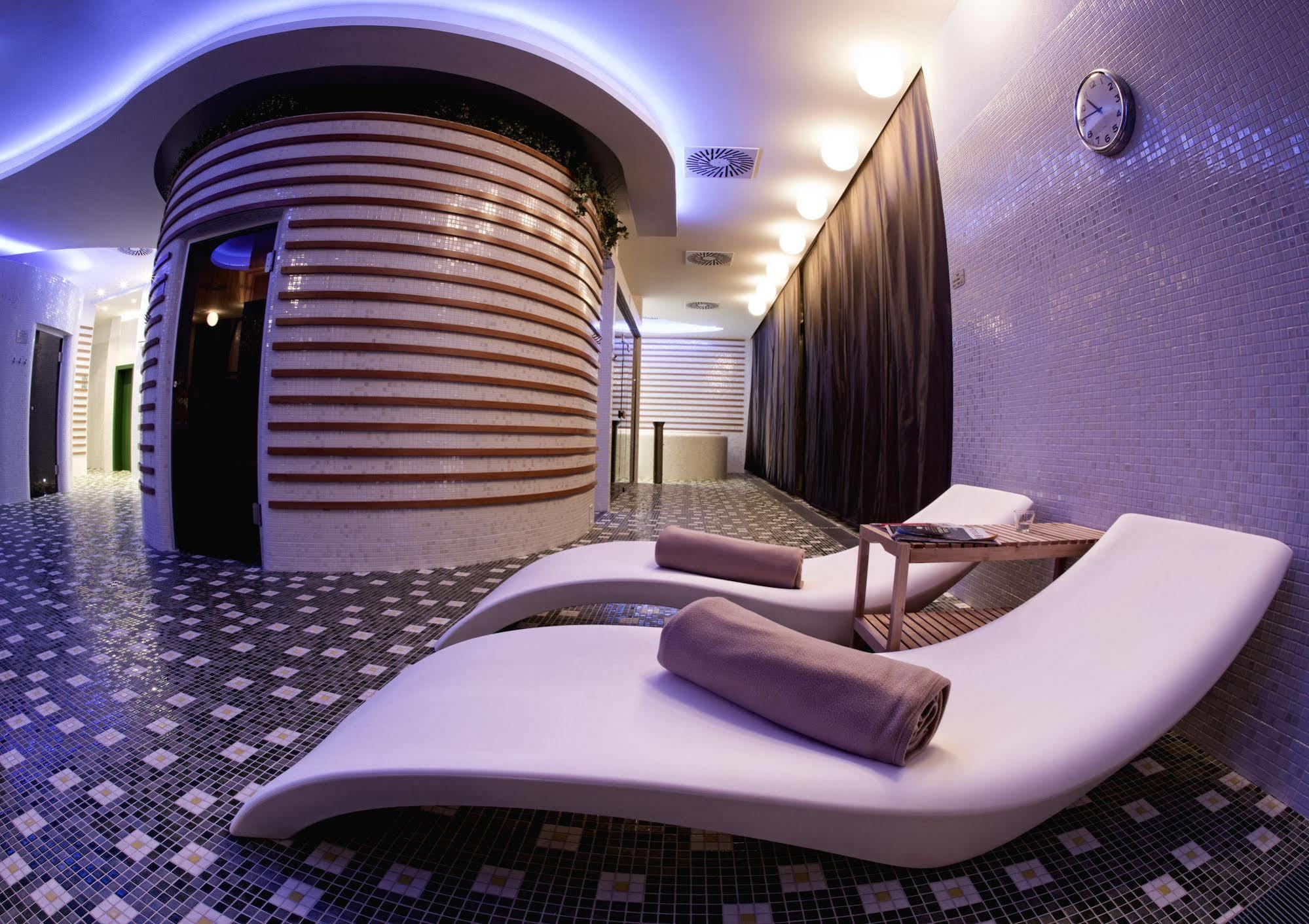 Business Hotel Astrum Laus Levice Exteriör bild