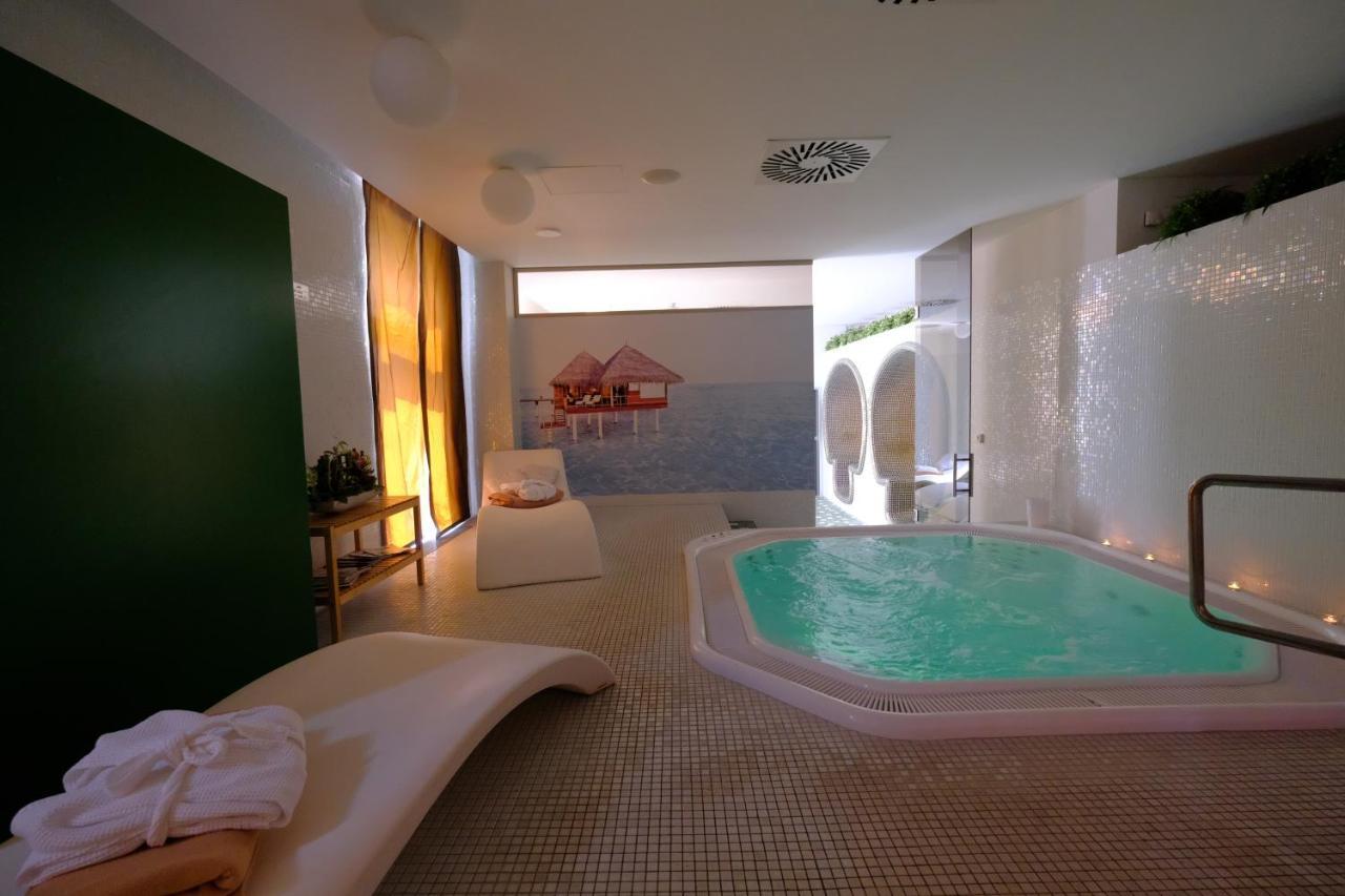 Business Hotel Astrum Laus Levice Exteriör bild
