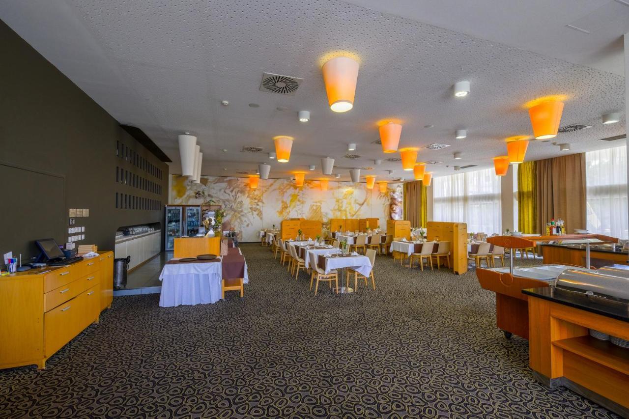 Business Hotel Astrum Laus Levice Exteriör bild