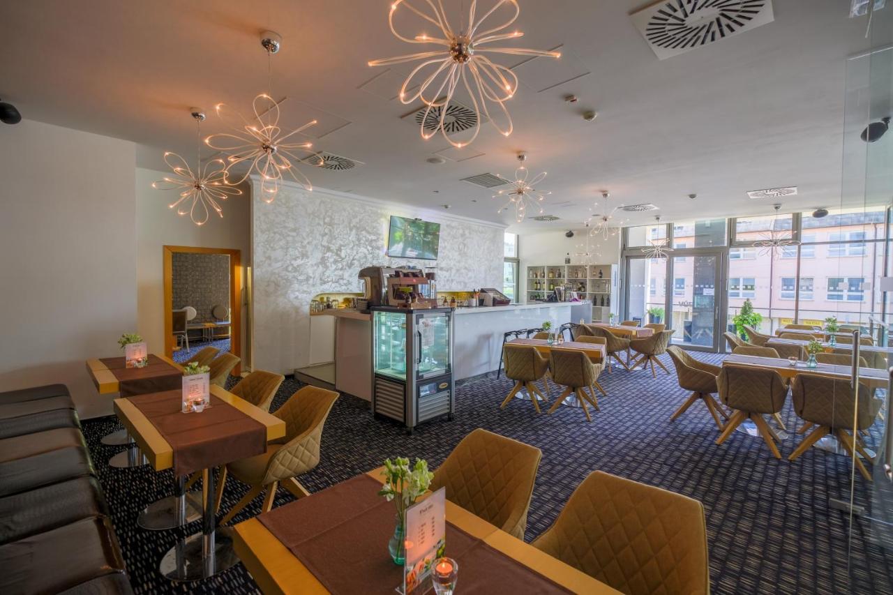Business Hotel Astrum Laus Levice Exteriör bild