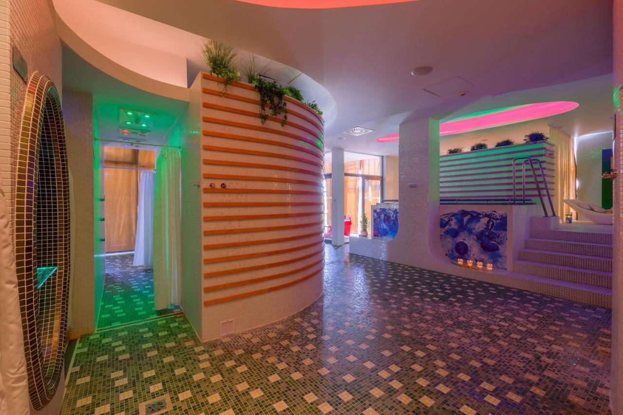 Business Hotel Astrum Laus Levice Exteriör bild