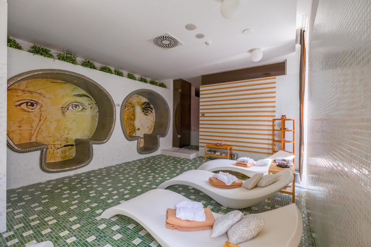 Business Hotel Astrum Laus Levice Exteriör bild