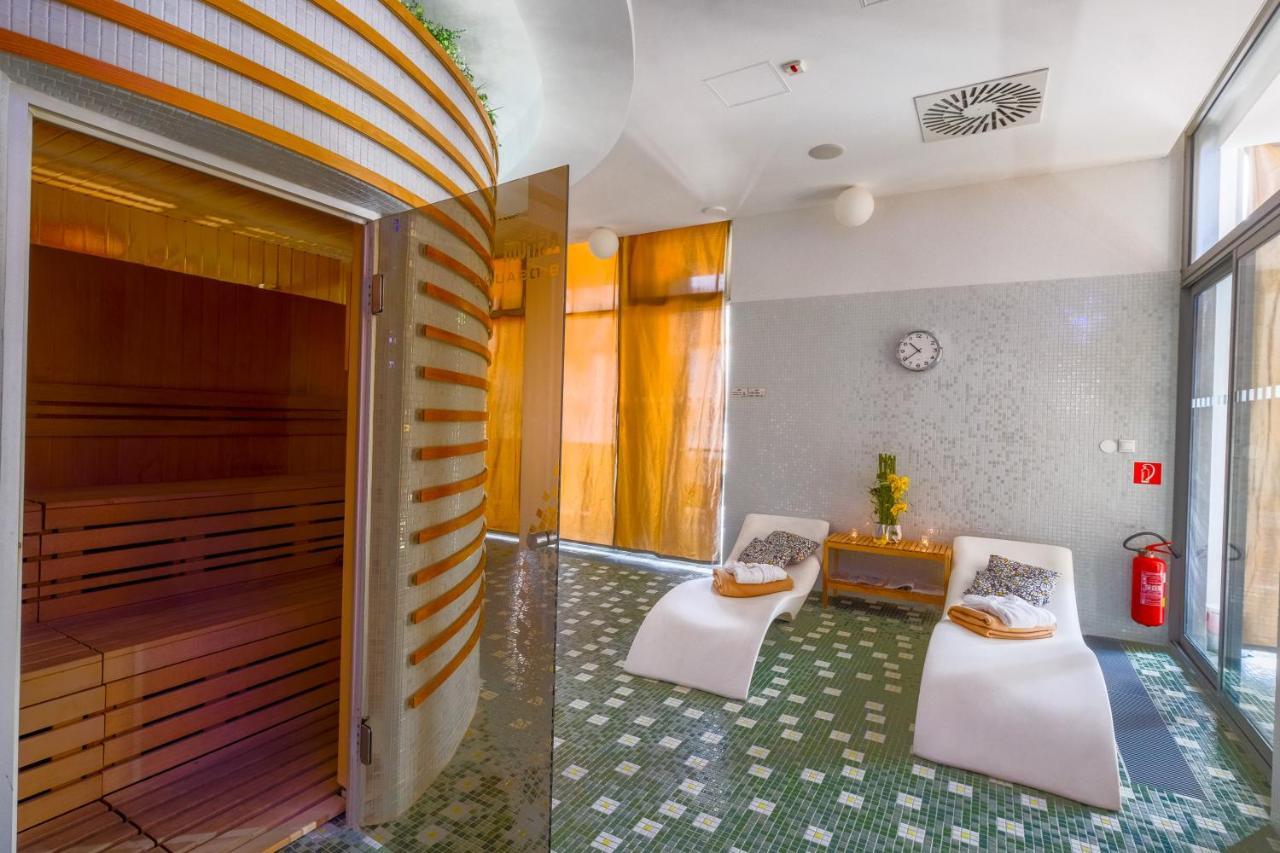 Business Hotel Astrum Laus Levice Exteriör bild